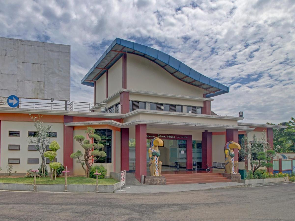 Oyo 89997 Hotel Bumi Kedaton Waterpark Bandar Lampung Esterno foto