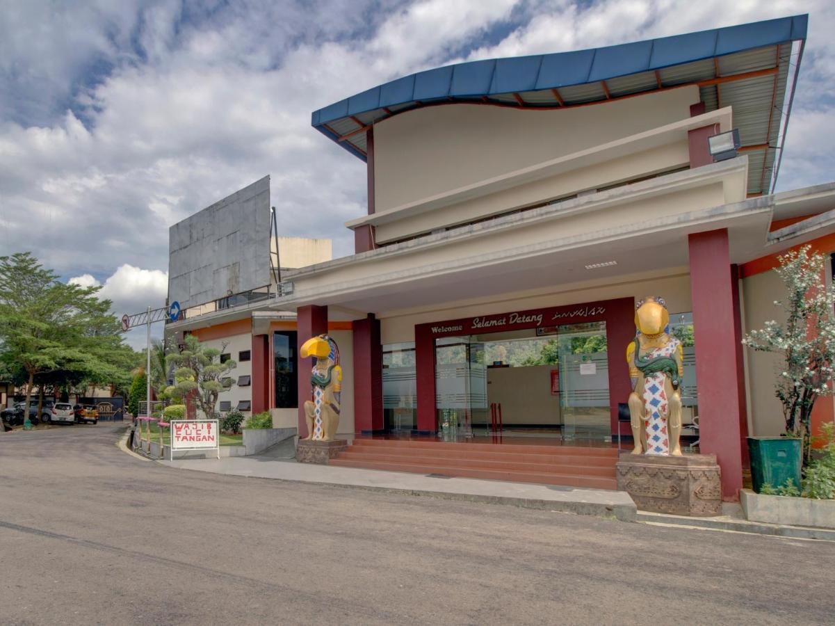 Oyo 89997 Hotel Bumi Kedaton Waterpark Bandar Lampung Esterno foto