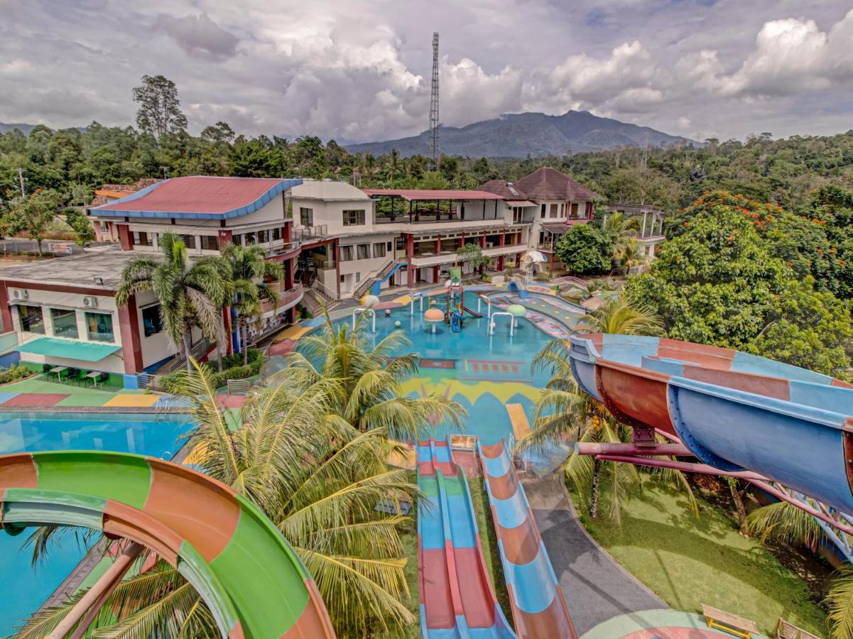 Oyo 89997 Hotel Bumi Kedaton Waterpark Bandar Lampung Esterno foto