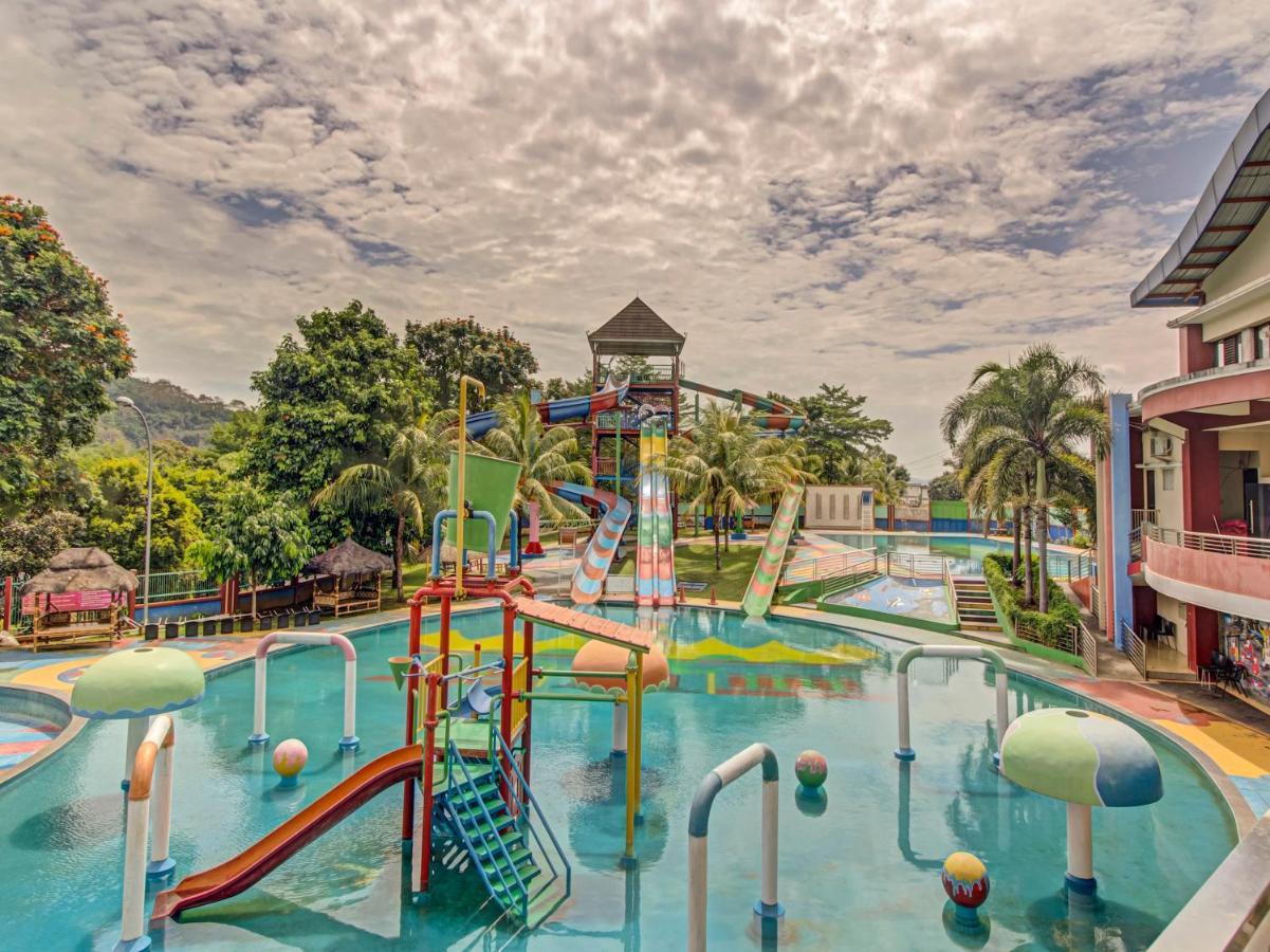 Oyo 89997 Hotel Bumi Kedaton Waterpark Bandar Lampung Esterno foto