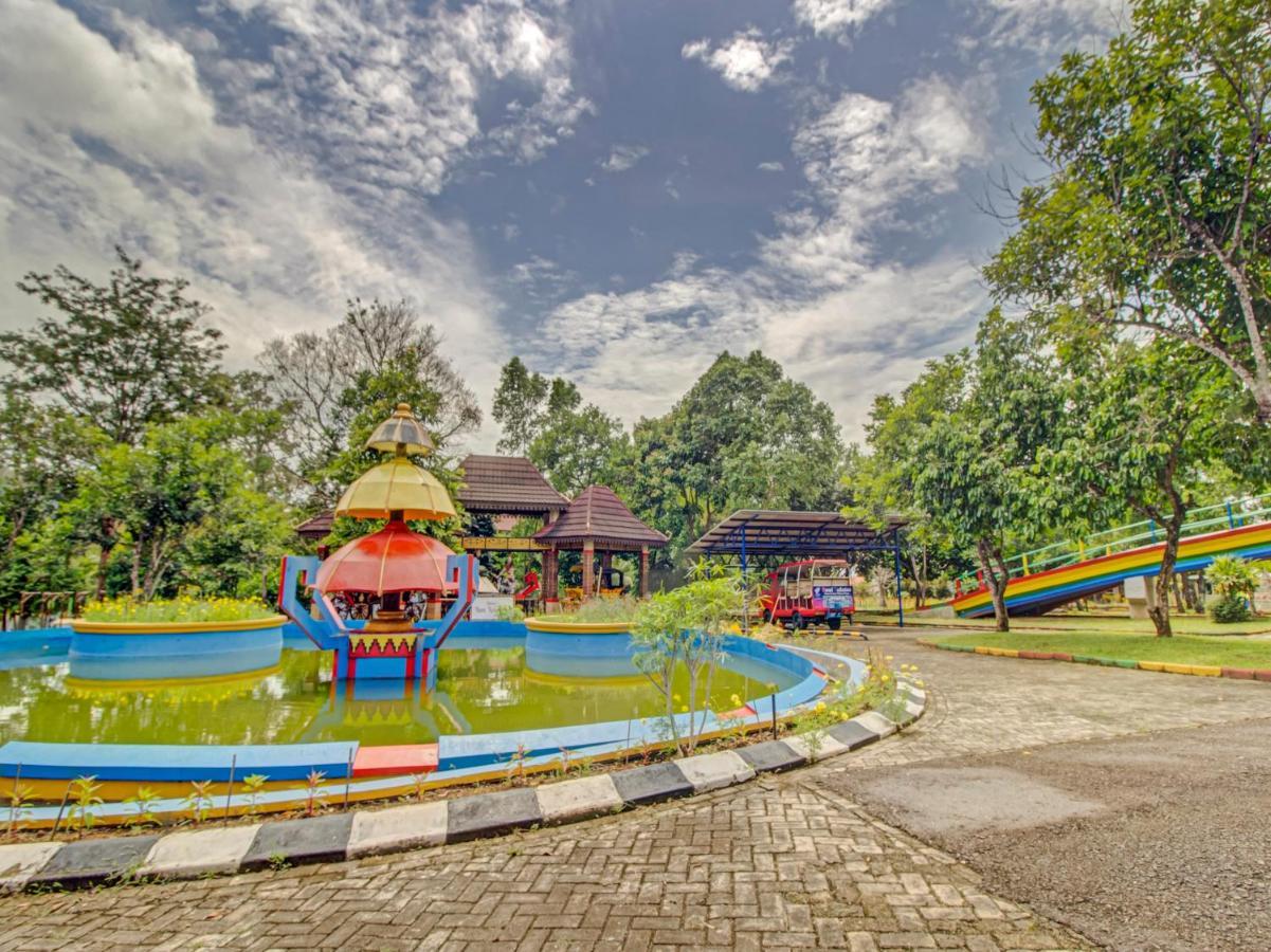 Oyo 89997 Hotel Bumi Kedaton Waterpark Bandar Lampung Esterno foto